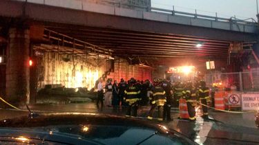americateve | Esta foto provista por Roberto Danino muestra a personal de emergencias cerca de un sector de la fachada interior de un paso subrerr&aacute;neo del Puente de Brooklyn despu&eacute;s de su derrumbe el 2 de julio de 2014. Un vocero del departamento de bombe