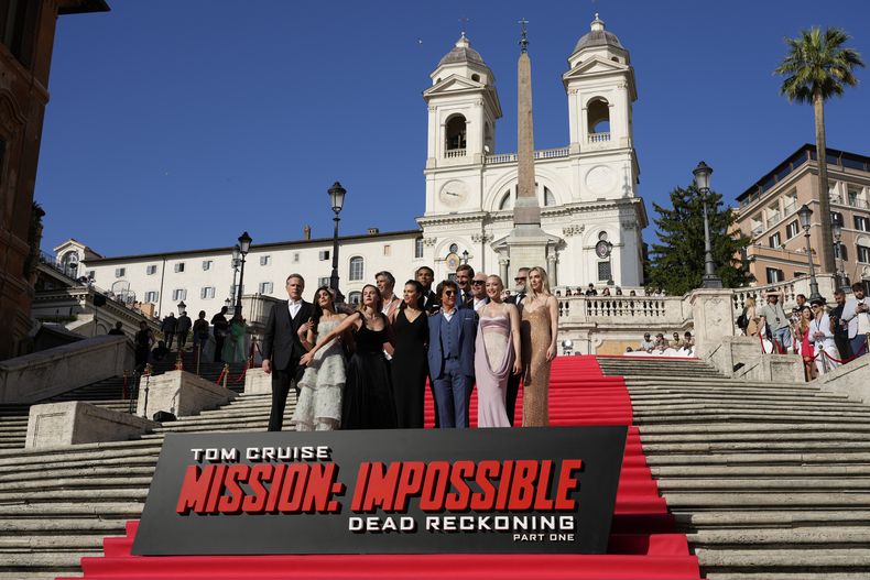 El elenco de Mission: Impossible - Dead Reckoning posa en la Plaza de España en Roma el 19 de junio de 2023. (Foto AP/Alessandra Tarantino)
