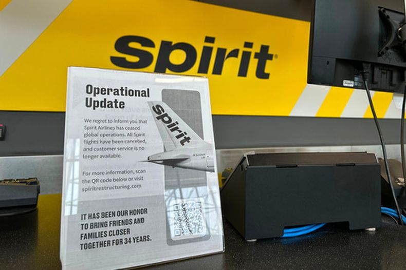 Un letrero anuncia el cierre de Spirit Airlines el sábado 2 de mayo de 2026 en el Aeropuerto Internacional Hartsfield-Jackson en Atlanta. (AP Foto/Jeff Amy)