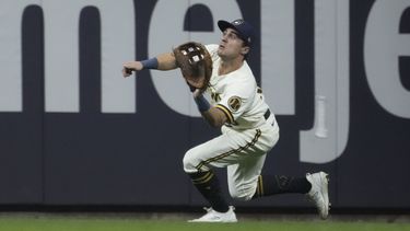 Sal Frelick, de los Cerveceros de Milwaukee, atrapa un elevado en el juego del martes 26 de septiembre de 2023, ante los Cardenales de San Luis (AP Foto/Morry Gash)