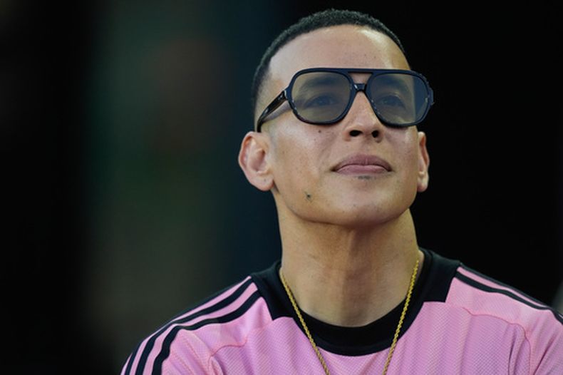 ARCHIVO - El rapero Daddy Yankee en un partido de fútbol de la MLS entre el Inter Miami y los Colorado Rapids, el sábado 6 de abril de 2024, en Fort Lauderdale, Florida. (Foto AP/Rebecca Blackwell, archivo)