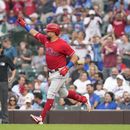 Kyle Schwarber de los Filis de Filadelfia hace un gesto hacia las gradas en el jardín derecho tras pegar un jonrón en el primer lanzamiento de Kyle Hendricks en la primera entrada el jueves 29 de junio del 2023. (AP Foto/Charles Rex Arbogast)