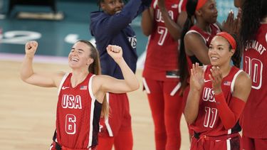 Las estadounidenses Sabrina Ionescu (6) reacciona tras la victoria ante Francia en la final del baloncesto femenino de los Juegos Olímpicos de París, el domingo 11 de agosto de 2024. (AP Foto/Michael Conroy)