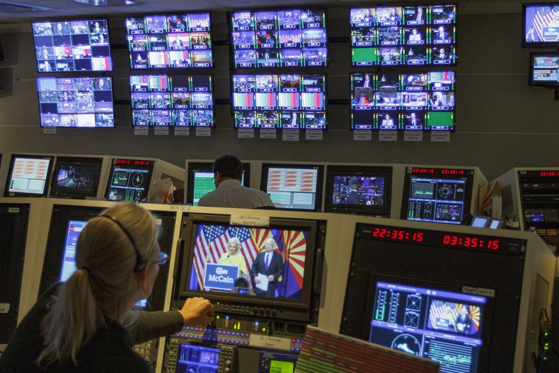 ARCHIVO - Miembros del personal de The Associated Press Television Network trabajan en el centro de control de la oficina de Washington de The Associated Press en Washington, mientras llegan los resultados durante la noche electoral del 8 de noviembre de 2016. (AP Foto/Jon Elswick, Archivo)