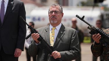 El presidente de Guatemala, Bernardo Arévalo, asiste a una ceremonia para recibir material militar adquirido a Estados Unidos tras más de 40 años de embargo de armas impuesto por este país a Guatemala a causa de las violaciones de los derechos humanos en la Ciudad de Guatemala, el lunes 21 de septiembre de 2026. (Foto AP/Moisés Castillo)