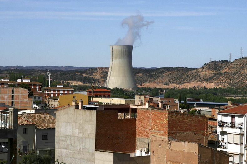 ARCHIVO - La central nuclear Ascó I, en el centro, se ve cerca de casas en la pequeña población de Ascó, España, el martes 15 de abril de 2008. (AP Foto/David Ramos, Archivo)