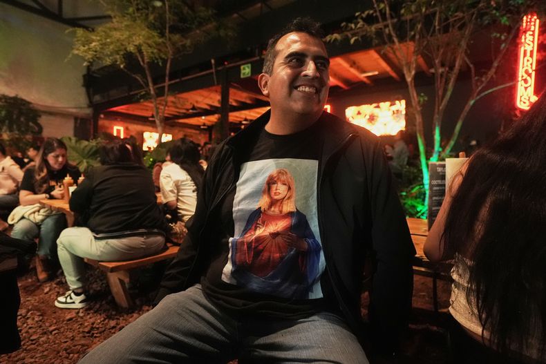 Fans reunidos para celebrar el lanzamiento del nuevo álbum de Taylor Swift, The Life of a Showgirl, en la Ciudad de México, el jueves 2 de octubre de 2025. (Foto AP/Claudia Rosel)