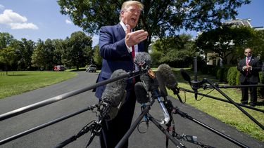 Trump vuelve a insinuar el fin de ciudadanía por nacimiento