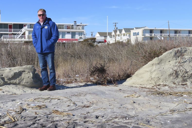 El alcalde Patrick Rosenello en la playa en North Wildwood, Nueva Jersey, el 22 de enero del 2024. (AP foto/Wayne Parry)