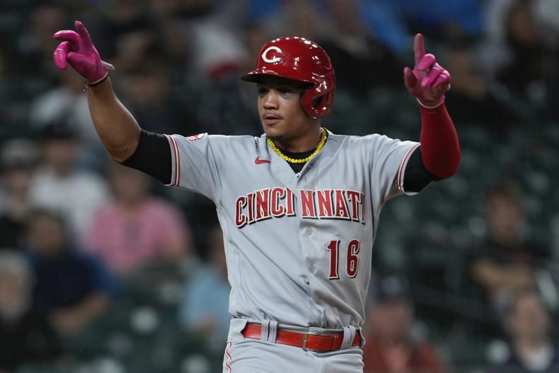 El dominicano Noelvi Marte, de los Rojos de Cincinnati, festeja tras anotaren el décimo episodio del encuentro del martes 12 de septiembre de 2023, ante los Tigres de Detroit (AP Foto/Paul Sancya)