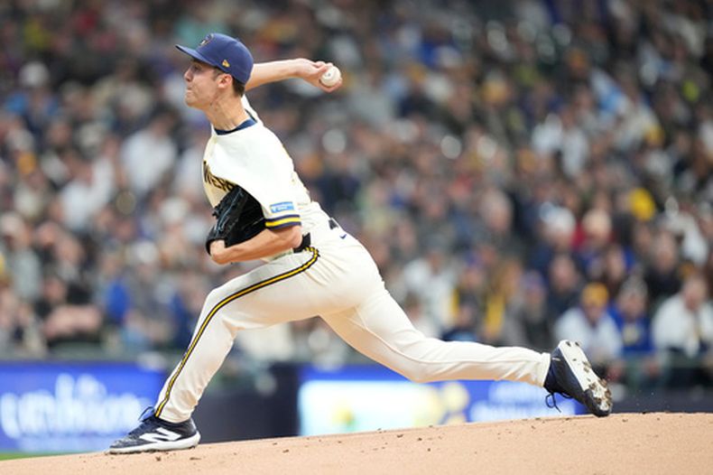El pitcher de los Cerveceros de Milwaukee Jacob Misiorowski lanza en la primera entrada ante los Medias Blancas de Chicago el jueves 26 de marzo del 2026. (AP Foto/Kayla Wolf)