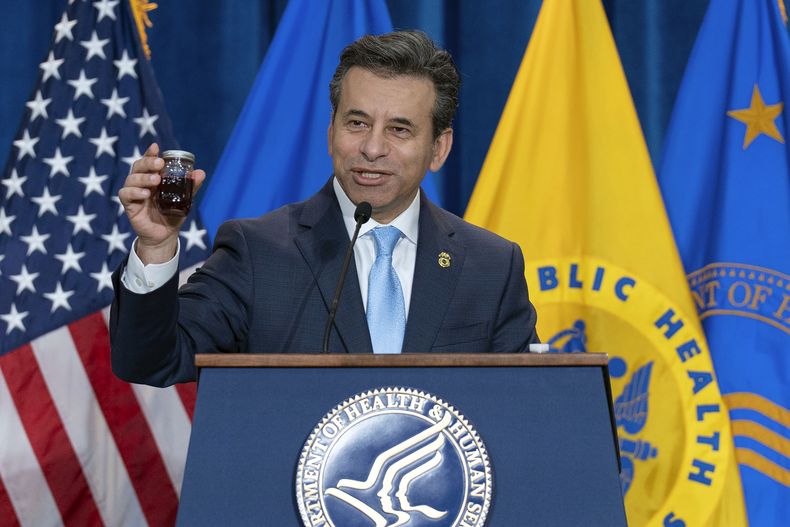 ARCHIVO - El comisionado de la Administración de Alimentos y Medicamentos (FDA), Marty Makary, habla durante una conferencia de prensa en el Auditorio del Edificio Hubert Humphrey en Washington, el 22 de abril de 2025. (AP Foto/Jose Luis Magana, archivo)