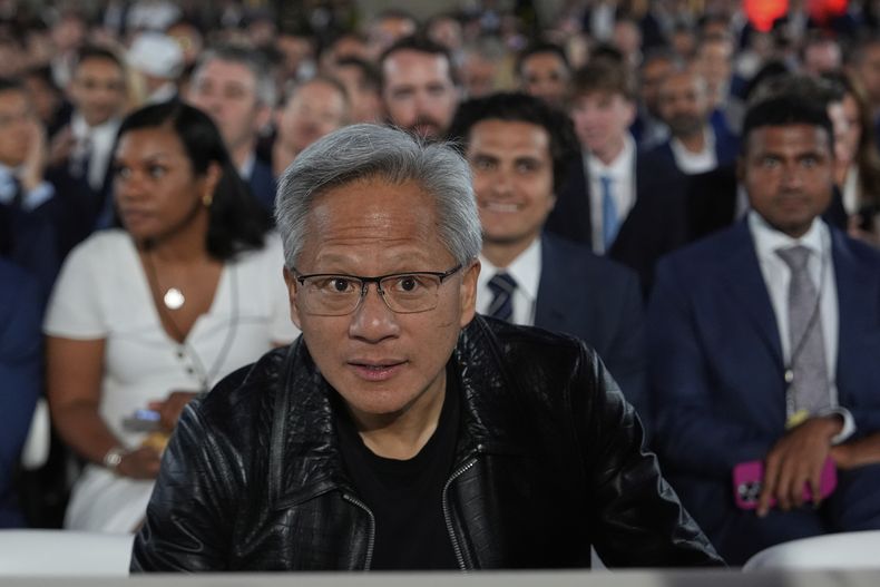 El CEO de Nvidia, Jensen Huang, llega antes del discurso del presidente Donald Trump en una cumbre de IA en el auditorio Andrew W. Mellon, el miércoles 23 de julio de 2025, en Washington. (AP Foto/Julia Demaree Nikhinson)