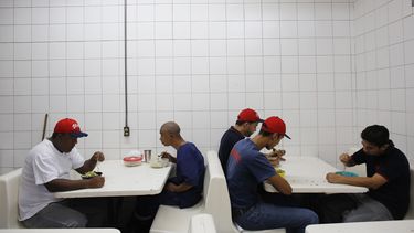 Empleados venezolanos faltan a sus trabajos para subsistir
