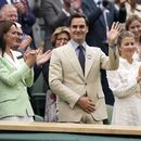 Roger Federer en el Palco Real junto a la princesa Catalina en la Cancha Central del torneo de Wimbledon, el martes 4 de julio de 2023, en Londres. (AP Foto/Alberto Pezzali)