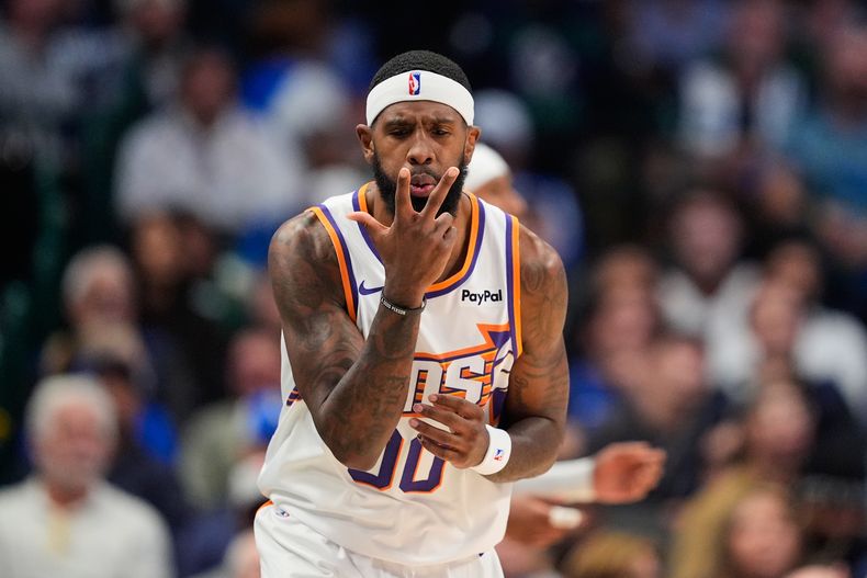 Royce ONeale, de los Suns de Phoenix, festeja su triple ante los Mavericks de Dallas, el jueves 13 de noviembre de 2025 (AP Foto/Tony Gutiérrez)