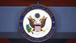 ARCHIVO - El sello del Departamento de Estado en la agencia de pasaportes de Washington, el 12 de julio de 2016. (AP Foto/Alex Brandon/Archivo)