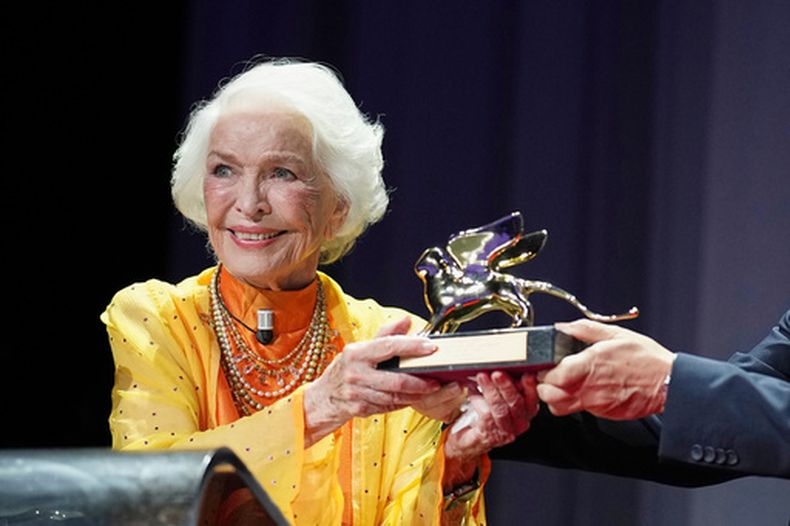 Ellen Burstyn recibe el León de Oro a la trayectoria durante la 83.ª edición del Festival de Cine de Venecia, en Venecia, Italia, el lunes 7 de septiembre de 2026. (Foto Scott A Garfitt/Invision/AP)