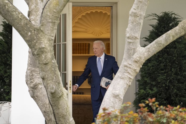 El presidente Joe Biden sale de la Oficina Oval en la Casa Blanca, 22 de marzo de 2024. (AP Foto/Andrew Harnik)