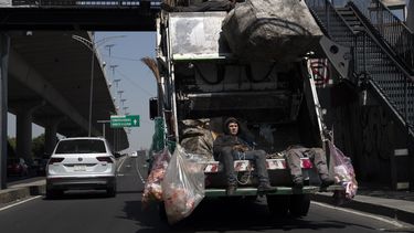 ARCHIVO - Recolectores de basura en la Ciudad de México, el martes 6 de octubre de 2020.(Foto AP/Marco Ugarte, Archivo)