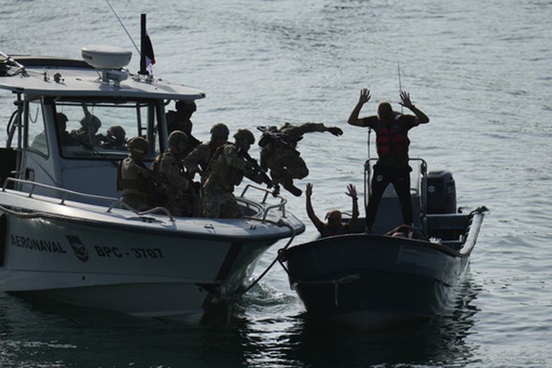 Personal militar se entrena para abordar embarcaciones durante un ejercicio militar multinacional patrocinado por Estados Unidos en Ciudad de Panamá, el jueves 13 de agosto de 2026. (Foto AP/Matias Delacroix)