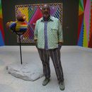 El artista Jeffrey Gibson posa dentro del pabellón de Estados Unidos en un recorrido para medios en la 60a Bienal de Artes en Venecia, Italia, el martes 16 de abril de 2024. Gibson, un choctaw de Mississippi de ascendencia cherokee, es el primer indígena estadounidense en representar a Estados Unidos en solitario en la Bienal de Venecia, la muestra de arte contemporáneo más antigua del mundo. (Foto AP/Luca Bruno)
