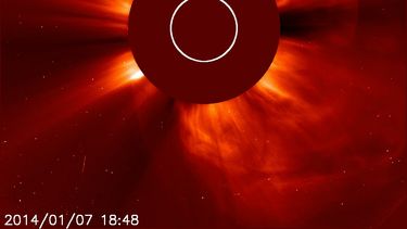 americateve | Imagen del martes 7 de enero de 2014 distribuida por la NASA que muestra una gigantesca nube de part&iacute;culas solares registradas por una explosi&oacute;n solar. La tormenta solar caus&oacute; la cencelaci&oacute;n del lanzamiento de una nave espacial