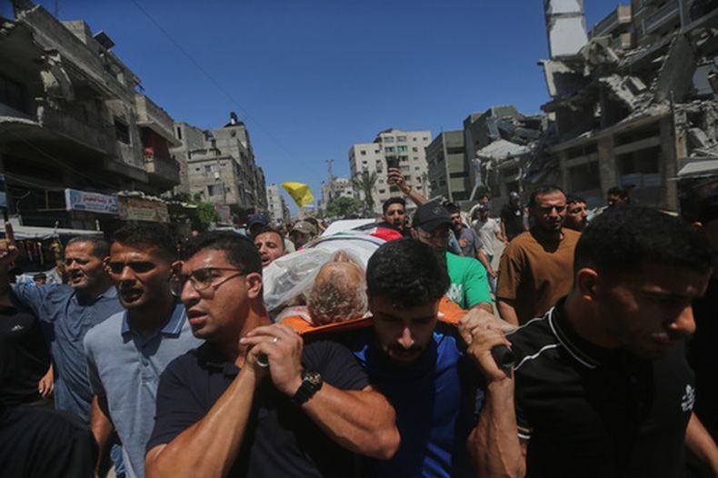 Palestinos cargan el cuerpo de Mohamed al-Wahidi, funcionario del Comité Egipcio en Gaza, que muió en un ataque militar israelí, durante su funeral en Ciudad de Gaza, el miércoles 8 de julio de 2026. (AP Foto/Yousef Al Zanoun)
