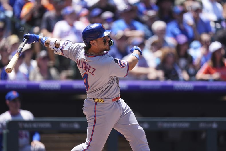 El venezolano Francisco Álvarez, de los Mets de Nueva York, conecta un sencillo en el juego ante los Rockies de Colorado, el domingo 8 de junio de 2025 (AP Foto/David Zalubowski)