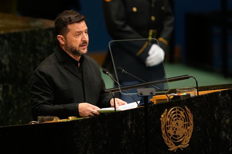 El presidente de Ucrania, Volodymyr Zelenskyy, interviene en la 81ra sesión de la Asamblea General de Naciones Unidas, en la sede de la ONU en Nueva York, el 23 de septiembre de 2026. (AP Foto/Seth Wenig)