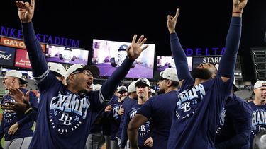 El tercera base dominicano de los Rays de Tampa Bay Junior Caminero celebra tras vencer a los Yankees de Nueva York en el segundo juego de la doble cartelera el martes 22 de septiembre del 2026. (AP Foto/Adam Hunger)
