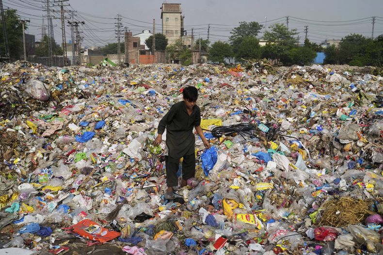 Un recolector de basura recoge artículos reciclables, incluyendo plástico, de un vertedero en Lahore, Pakistán, el jueves 7 de agosto de 2025. (AP Foto/K.M. Chaudary) A scavenger collects recyclable items including plastic from a dump site in Lahore, Pakistan, Thursday, Aug. 7, 2025. (AP Photo/K.M. Chaudary)