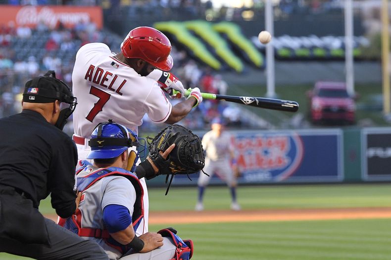Jo Adell, de los Angelinos de Los Ángeles, batea un jonrón delante del cátcher brasileño Yan Gomes, de los Cachorros de Chicago, el jueves 8 de junio de 2023 (AP Foto/Mark J. Terrill)