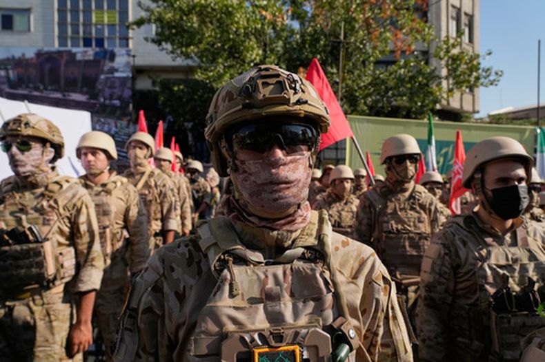 Efectivos armados afiliados a la Guardia Revolucionaria de Irán participan en el Janfada (Sacrificio por Irán), un ejercicio militar patrocinado por el estado, en Teherán, Irán, el 18 de septiembre de 2026. (AP Foto/Vahid Salemi)