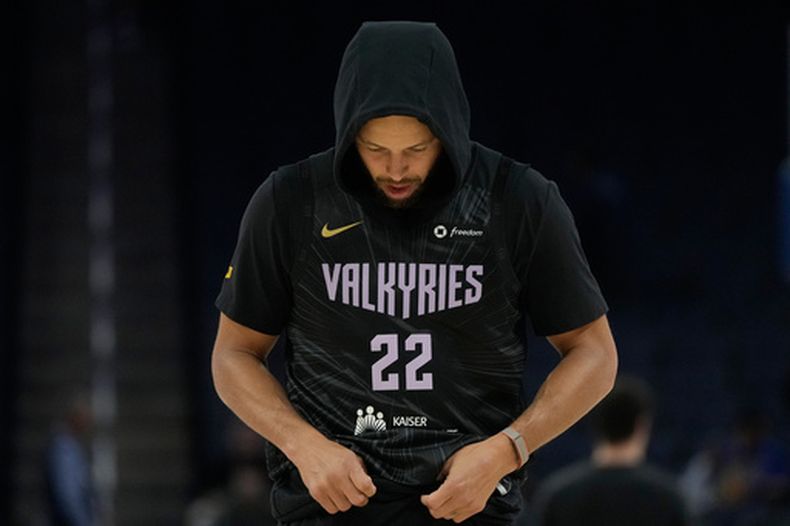 Stephen Curry, de los Warriors de Golden State, luce una camiseta de Veronica Burton, de las Golden State Valkyries, durante el calentamiento previo a un partido de pretemporada de la NBA contra los Portland Trail Blazers, el viernes 16 de octubre de 2026, en San Francisco. (Foto AP/Jeff Chiu)