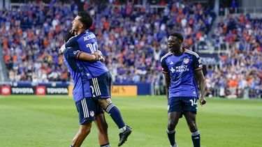 Luciano Acosta de Cincinnati FC celebra con Marco Angulo y Dominique Badji tras anotar el segundo gol de su equipo ante Toronto FC el miércoles 21 de junio del 2023. (AP Foto/Jeff Dean)