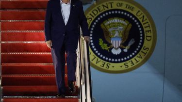 El presidente Donald Trump baja las escaleras del Air Force One a su llegada a la Base Conjunta Andrews, Maryland, el viernes 16 de mayo de 2025. (AP Foto/Luis M. Álvarez)