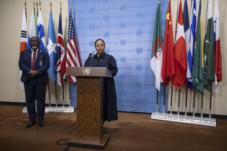 La ministra del Estado de República Democrática del Congo, ministra de Asuntos Exteriores, Cooperación Internacional y Francofonía, Thérèse Kayikwamba Wagner, habla durante una conferencia de prensa en la sede de la ONU, el domingo 26 de enero de 2025. (AP Foto/Yuki Iwamura)