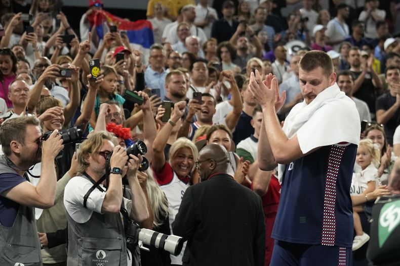 El serbio Nikola Jokic (15) aplaude tras la victoria ante Alemania en el partido por la medalla de bronce del baloncesto de los Juegos Olímpicos de París, el sábado 10 de agosto de 2024. (AP Foto/Mark J. Terrill)