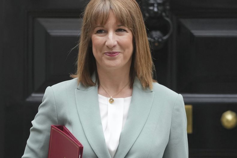La canciller de la Hacienda de Reino Unido, Rachel Reeves, sale de 11 Downing Street para anunciar la Revisión de Gastos del gobierno en el Parlamento, en Londres, el miércoles 11 de junio de 2025. (AP Foto/Kin Cheung)
