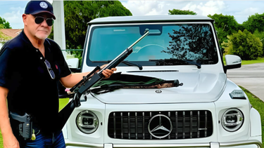 carlos otero posa con armas tras entrada en vigor de la ley open carry en florida