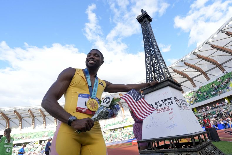 ARCHIVO - Noah Lyles festeja tras ganar la final de 200 metros planos en el preolípico estadounidense, el sábado 29 de junio de 2024, en Eugene, Oregon (AP Foto/George Walker IV, archivo)