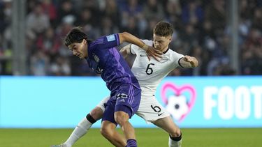 Luka Romero de Argentina, izquierda, Fin Conchie de Nueva Zelanda disputan la pelota durante un partido del Grupo A del Mundial Sub20 en el estadio Bicentenario de San Juan, Argentina, 26 de mayo, 2023. (AP Foto/Natacha Pisarenko)