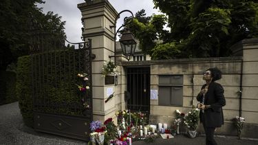 Jerika Seiler mira hacia la puerta de la villa de la cantante y actriz de teatro Tina Turner en Küsnacht, Suiza, el jueves 25 de mayo de 2023. Turner murió el miércoles 24 de mayo de 2023 tras una larga enfermedad en su casa en Küsnacht cerca de Zúrich, Suiza. Tenía 83 años. (Michael Buholzer/Keystone vía AP)