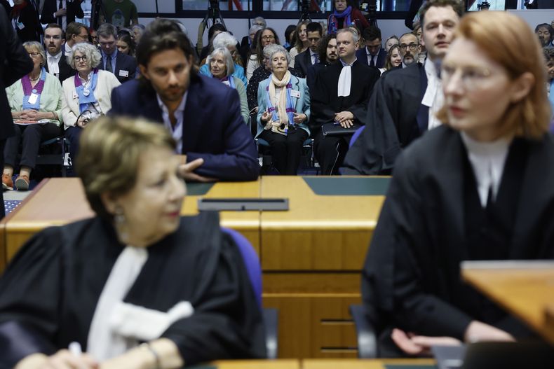 Abogados y ciudadanos asisten a una sesión del Tribunal Europeo de Derechos Humanos, el martes 9 de abril de 2024 en Estrasburgo, en el este de Francia. El máximo tribunal europeo de derechos humanos rechazó el martes dos demandas presentadas por seis jóvenes portugueses y un alcalde francés que pedían que se ordene a los países que cumplan sus obligaciones internacionales para reducir los gases de efecto invernadero, aunque apoyó otra similar de un grupo suizo. (AP Foto/Jean-François Badias)