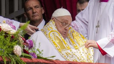 El papa Francisco aparece en la logia central de la Basílica de San Pedro para impartir la bendición Urbi et Orbi (a la ciudad y al mundo en latín) tras una misa del Domingo de Pascua oficiada por el cardenal Angelo Comastri en la plaza de San Pedro el domingo 20 de abril de 2025 en el Vaticano. (AP Foto/Gregorio Borgia)