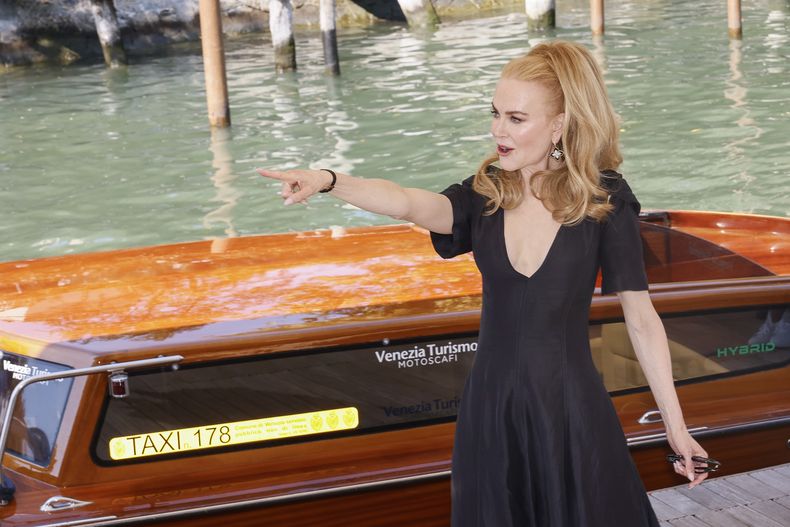 Nicole Kidman posa a su llegada a la conferencia de prensa de la película Babygirl durante la 81ª edición del Festival de Cine de Venecia en Venecia, Italia, el viernes 30 de agosto de 2024. (Foto Joel C Ryan/Invision/AP)