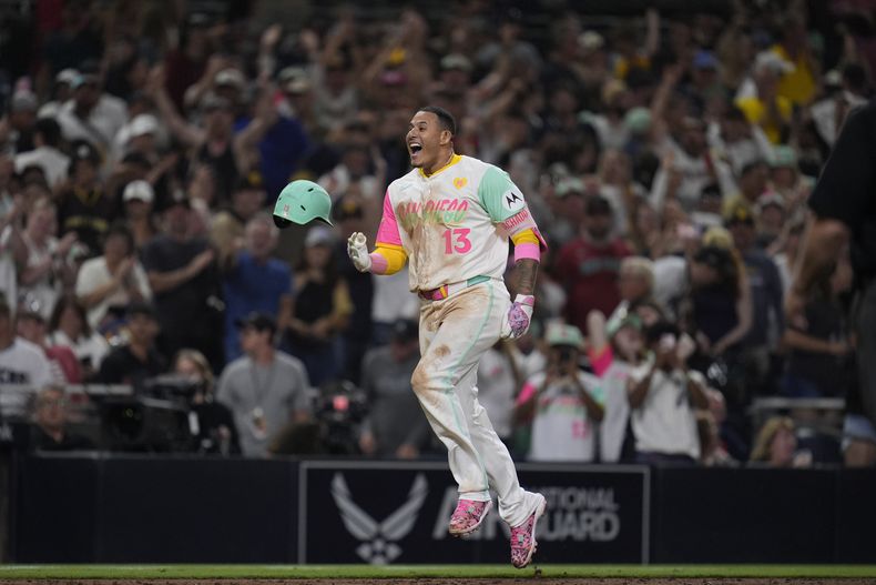 El dominicano Manny Machado, de los Padres de San Diego, festeja luego de conectar un jonrón de dos carreras en el noveno inning del juego ante los Diamondbacks de Arizona, el viernes 5 de julio de 2024 (AP Foto/Gregory Bull)