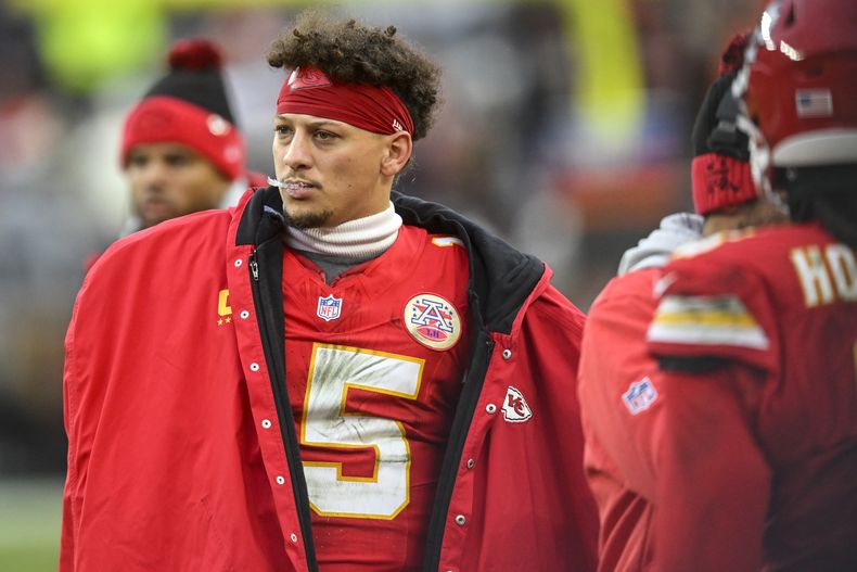 El mariscal de campo de los Chiefs de Kansas City, Patrick Mahomes, observa el juego durante la segunda mitad de un partido de fútbol americano de la NFL contra los Browns de Cleveland, el domingo 15 de diciembre de 2024, en Cleveland. (AP Foto/David Richard)