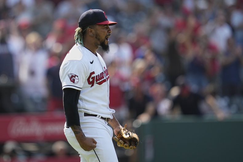 El relevista Emmanuel Clase de los Guardianes de Cleveland celebra tras la victoria ante los Azulejos de Toronto, el jueves 10 de agosto de 2023, en Cleveland. (AP Photo/Sue Ogrocki)